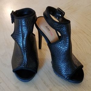 🆕️ Faux leather heels